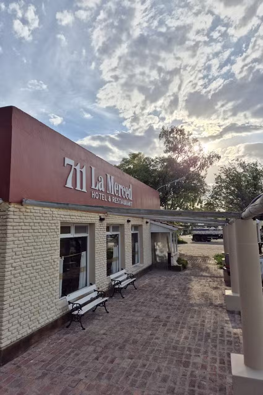 711 La Merced Hotel & Restaurant