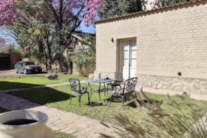 Acequia cabañas de adobe