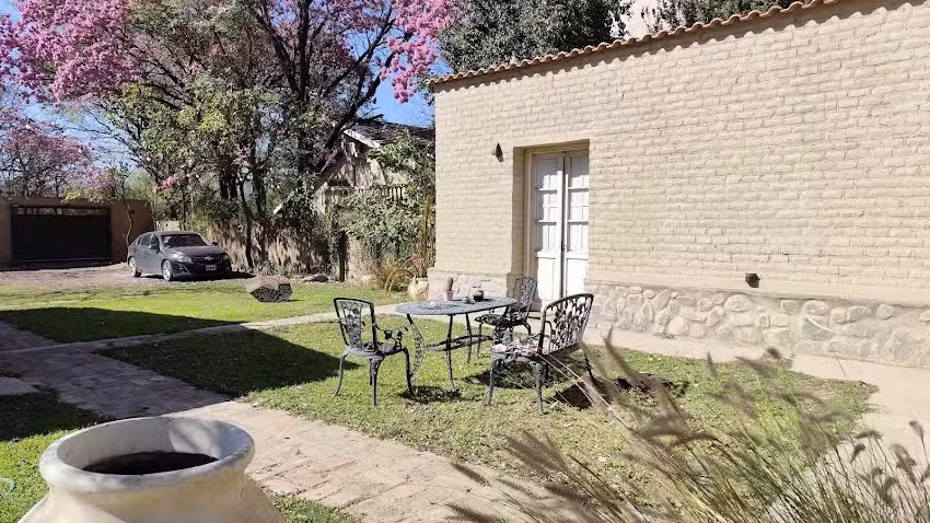 Acequia cabañas de adobe