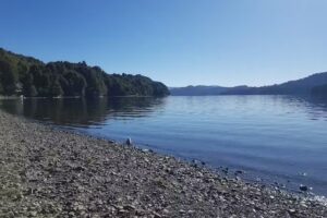 Cabañas Piuqueyen frente al lago en Moquehue