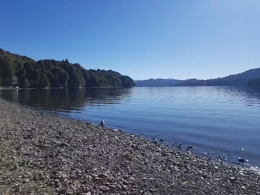 Cabañas Piuqueyen frente al lago en Moquehue
