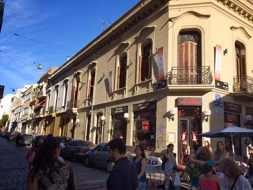 DEFENSA 821 BED AND BREAKFAST