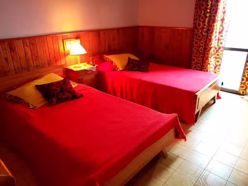 El Hotel De La Abuela, Hotel