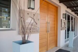 El Refugio Hotel & Suites.