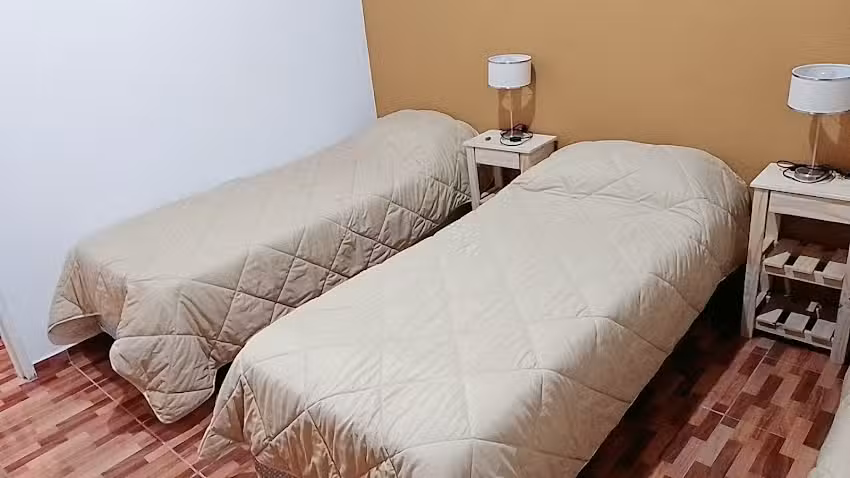 “Hospedaje Gregores Sur” – habitaciones con baño privado, para 2 y 4 personas.