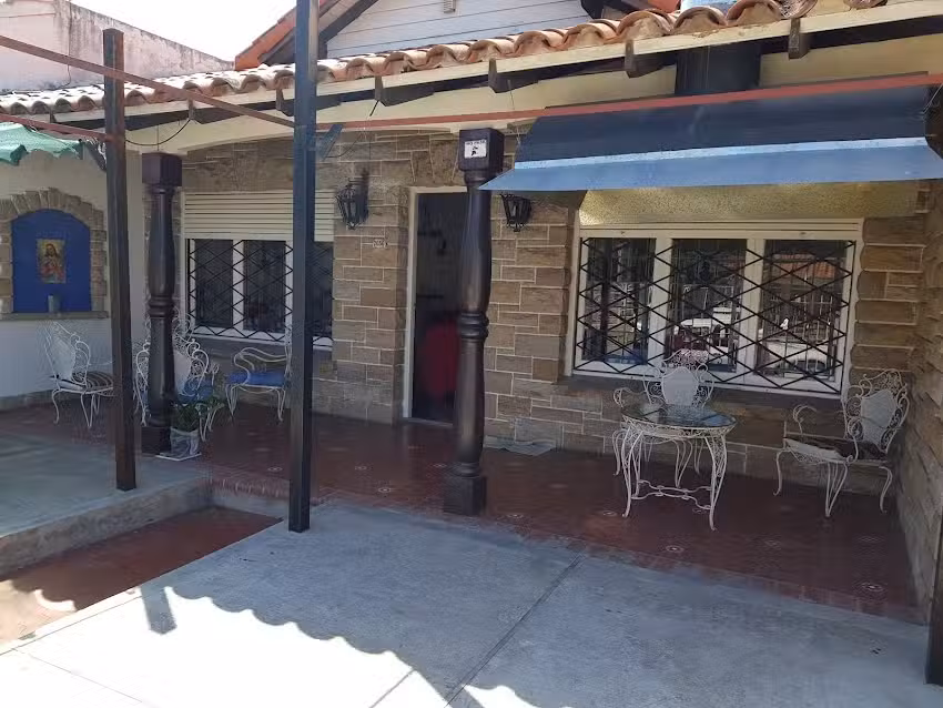 Hostel, ABUELO CACHO