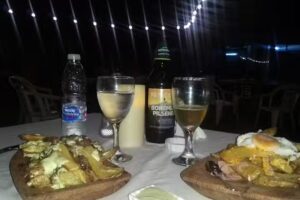 Hosteria Novel Tv-cocheras-wifi-aire Acond