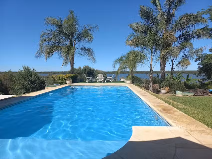 Mirando el rio casa de piedra